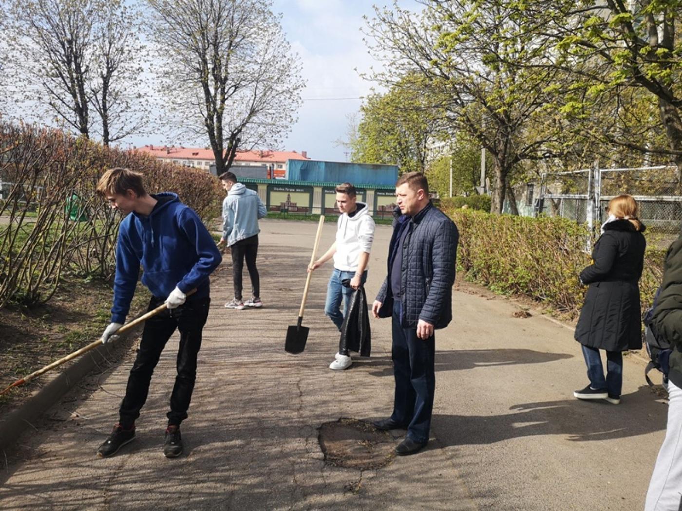 Студенты и сотрудники на субботнике